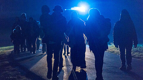 Die Flüchtlinge wurden von Schleusern an der A99 ausgesetzt. (Symbolbild)
