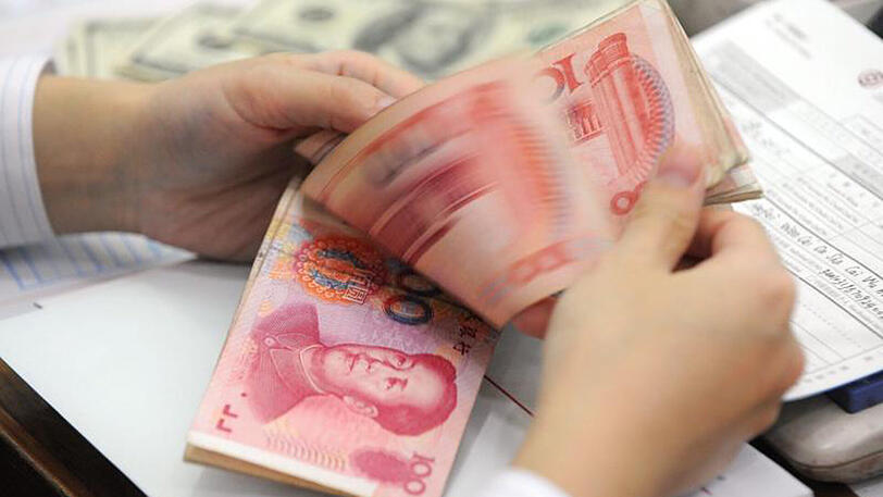 Ein Bankmitarbeiter in Hefei zählt Yuan-Noten: Chinas Devisenreserven sind weiter mit Abstand die größten der Welt, aber seit dem Rekord von 3,99 Billionen US-Dollar im Juni 2014 um 992 Milliarden zurückgegangen.