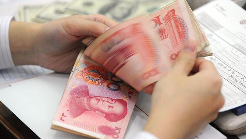 Ein Bankmitarbeiter in Hefei zählt Yuan-Noten: Chinas Devisenreserven sind weiter mit Abstand die größten der Welt, aber seit dem Rekord von 3,99 Billionen US-Dollar im Juni 2014 um 992 Milliarden zurückgegangen. Ein Bankmitarbeiter in Hefei zählt Yuan-Noten: Chinas Devisenreserven sind weiter mit Abstand die größten der Welt, aber seit dem Rekord von 3,99 Billionen US-Dollar im Juni 2014 um 992 Milliarden zurückgegangen.