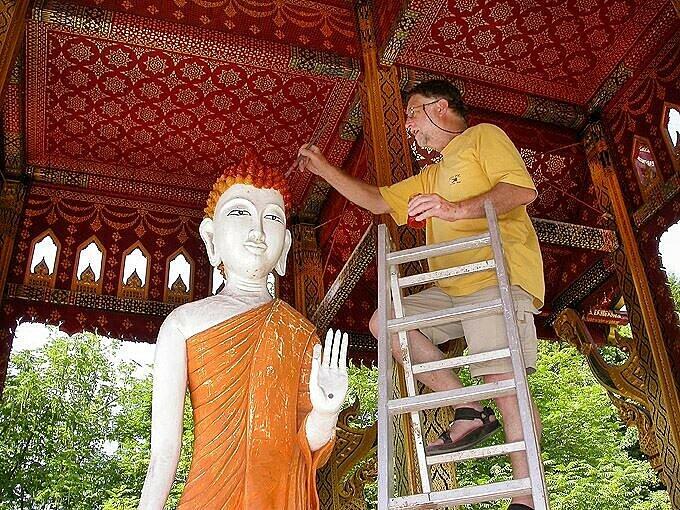 Der Buddha in der Thal-Sala im Westpark wird von Philipp Reisacher und  Helga Hornung saniert.