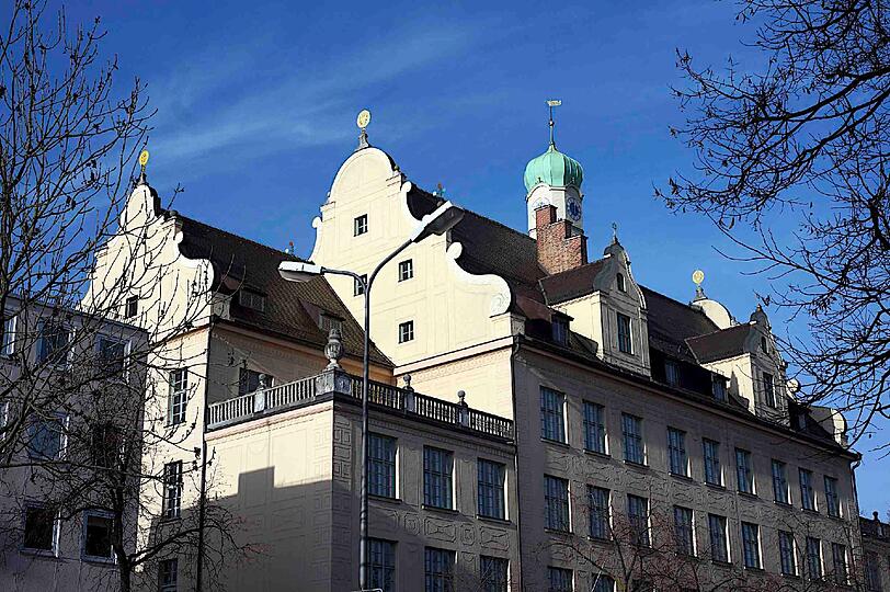 Im Hof der Schule an der Fürstenrieder Straße soll ein Indianerzelt aufgestellt werden - nun streiten zwei Behörden.