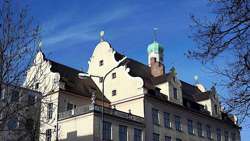 Im Hof der Schule an der Fürstenrieder Straße soll ein Indianerzelt aufgestellt werden - nun streiten zwei Behörden. Im Hof der Schule an der Fürstenrieder Straße soll ein Indianerzelt aufgestellt werden - nun streiten zwei Behörden.