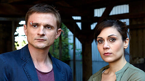 Süher Özlügül (Sophie Dal) und Jens Jensen (Florian Lukas) ermitteln im Mord des toten Türstehers