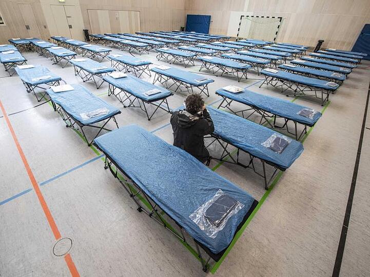 Diese Turnhalle auf dem Gelände des Frankfurter Flughafens steht als erste Quarantäne für die aus Wuhan ausgeflogenen Menschen bereit.