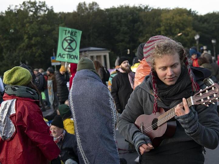 Die Umweltschutzbewegung Extinction Rebellion will in Berlin und anderen Großstädten in aller Welt auf eine drohende Klimakatastrophe aufmerksam machen.