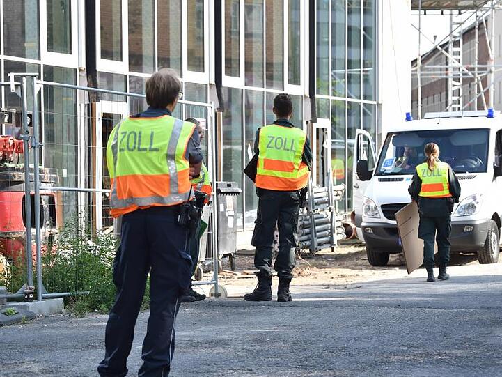 Zollbeamte vor einer Baustelle in Berlin.