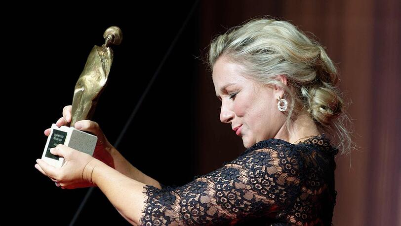 Die Sopranistin Diana Damrau steht mit ihrem Preis auf der Bühne bei der Verleihung der Europäischen Kulturpreise.