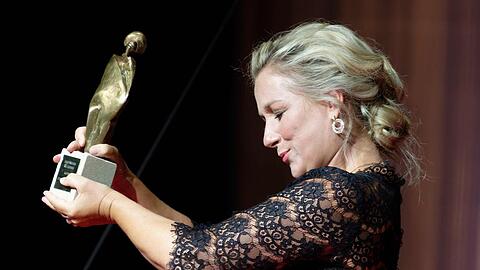 Die Sopranistin Diana Damrau steht mit ihrem Preis auf der Bühne bei der Verleihung der Europäischen Kulturpreise.