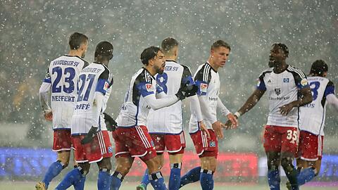 Der HSV konnte einen 2:0 Rückstand noch aufholen: Immanuel Pherai (3v.l.) jubelt nach seinem Ausgleichstreffer.