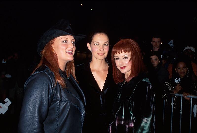 Mutter Naomi Judd (rechts) im Jahr 1999 mit ihren beiden Töchtern Wynonna (links) und Schauspielerin Ashley Judd.