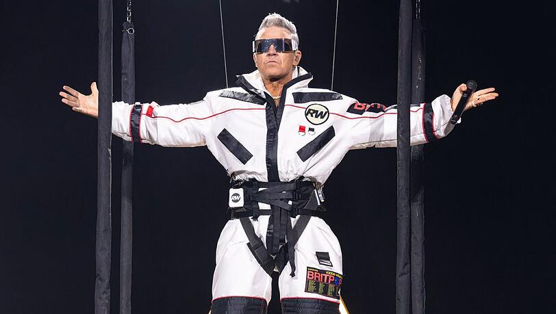 Passend zu seinem Song "Rocket" tritt Robbie Williams auf seiner Tour zuerst im Raumanzug auf.