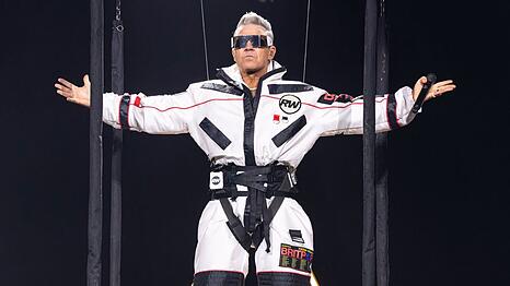 Passend zu seinem Song "Rocket" tritt Robbie Williams auf seiner Tour zuerst im Raumanzug auf.