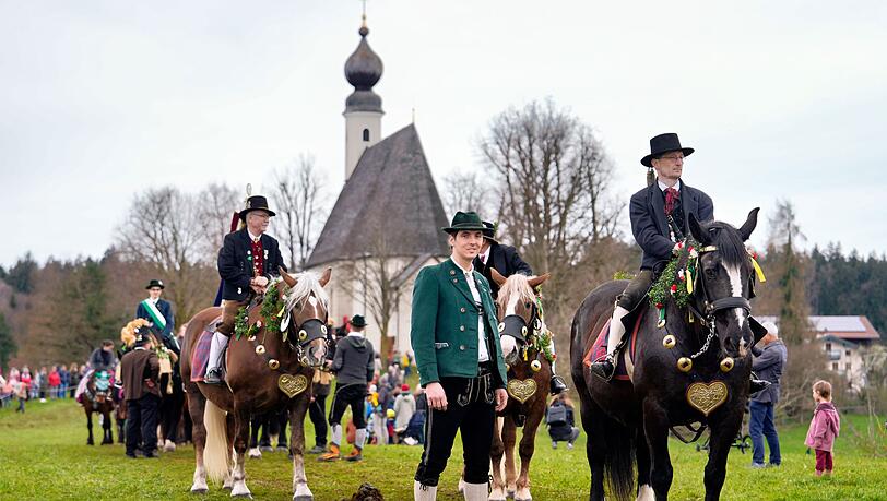 Am Kirchlein werden Tiere und Menschen gesegnet.