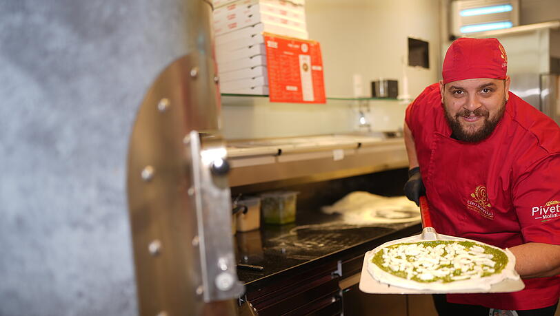 Achtung, 450 Grad! Ciro Borrelli gibt die Pizza für maximal 90 Sekunden in den Ofen. Achtung, 450 Grad! Ciro Borrelli gibt die Pizza für maximal 90 Sekunden in den Ofen.