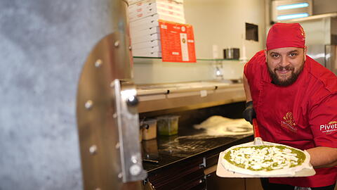 Achtung, 450 Grad! Ciro Borrelli gibt die Pizza f&uuml;r maximal 90 Sekunden in den Ofen.