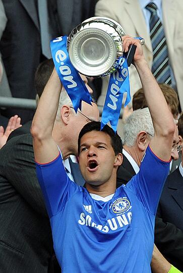Ballack stemmt den Pokal in die Luft.