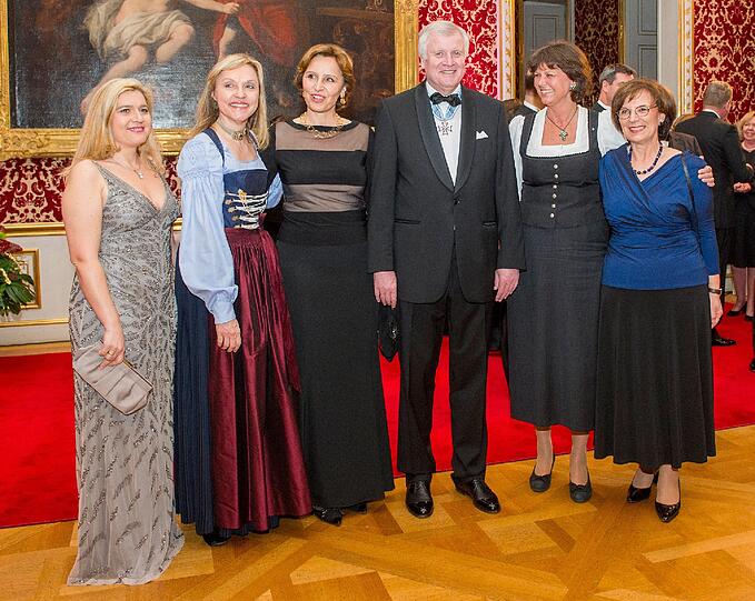 Horst Seehofer (CSU) mit der Ministerin für Gesundheit und Pflege, Melanie Huml (l-r, alle CSU), Europaministerin Beate Merk, Christine Haderthauer, Chefin der Staatskanzlei, Wirtschaftsministerin Ilse Aigner und Sozialministerin Emilia Müller.