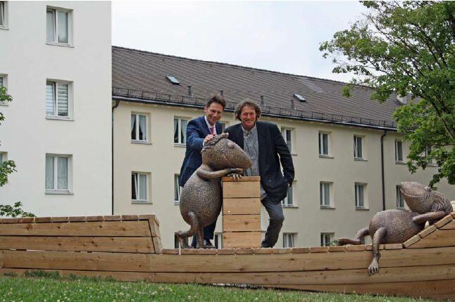 So sieht es aus: Dr. Klaus-Michael Dengler, der kaufmännischer Geschäftsführer der Gewofag, und Kümnstler Steffen Schuster mit dem &bdquo;Schmolch-Boot&ldquo;.