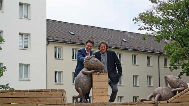 So sieht es aus: Dr. Klaus-Michael Dengler, der kaufmännischer Geschäftsführer der Gewofag, und Kümnstler Steffen Schuster mit dem „Schmolch-Boot“. So sieht es aus: Dr. Klaus-Michael Dengler, der kaufmännischer Geschäftsführer der Gewofag, und Kümnstler Steffen Schuster mit dem „Schmolch-Boot“.