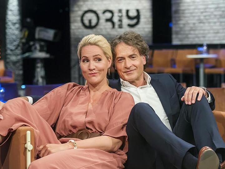 Judith Rakers und Giovanni di Lorenzo versuchen, ihren Gästen bunte Geschichten zu entlocken.