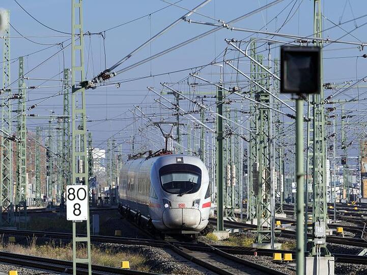 Die Deutsche Bahn will mit höheren Ausgaben für Züge, Schienennetz und Mitarbeiter ihre Krise überwinden.
