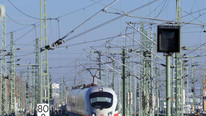 Die Deutsche Bahn will mit höheren Ausgaben für Züge, Schienennetz und Mitarbeiter ihre Krise überwinden. Die Deutsche Bahn will mit höheren Ausgaben für Züge, Schienennetz und Mitarbeiter ihre Krise überwinden.