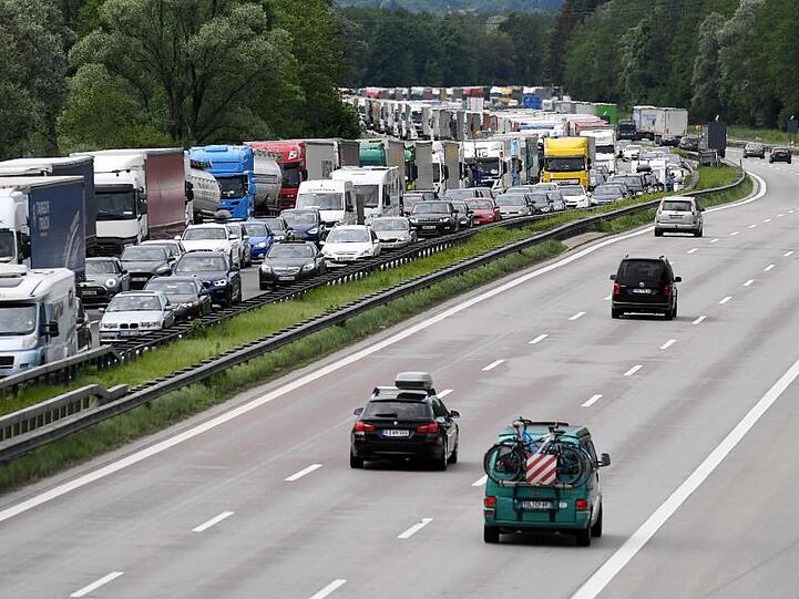 Fahrzeuge stauen sich auf der Autobahn A8 Richtung Inntaldreieck. Foto: Angelika Warmuth