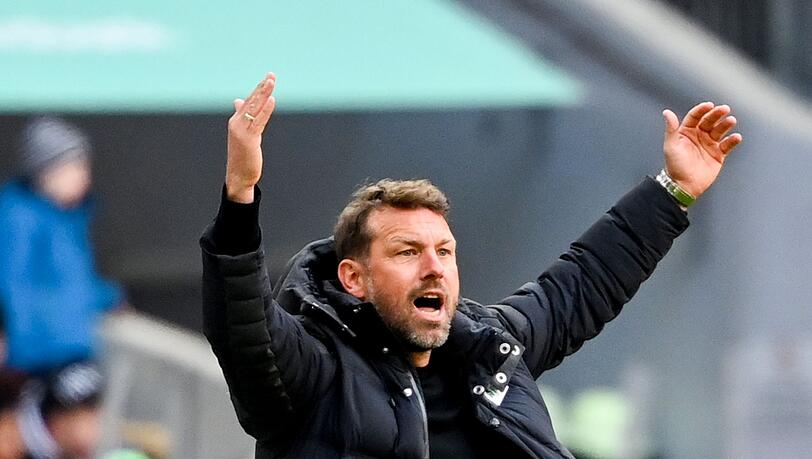 Augsburgs Cheftrainer Markus Weinzierl reagiert an der Seitenlinie.