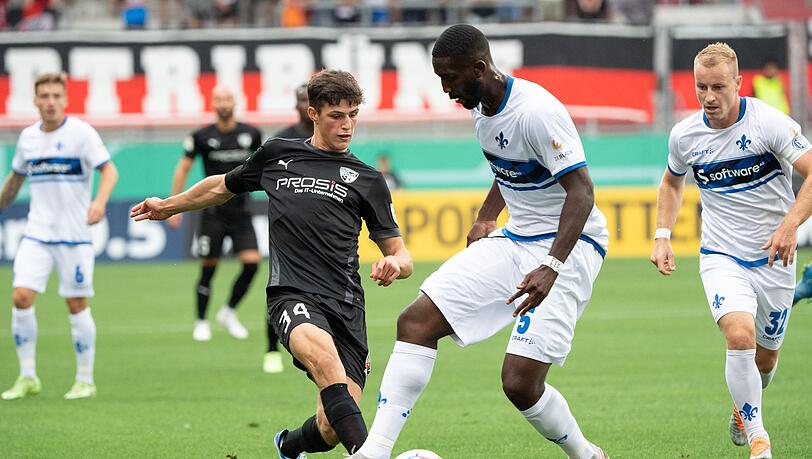 Merlin Röhl vom FC Ingolstadt (l) und Patric Pfeiffer vom SV Darmstadt im Zweikampf um den Ball.