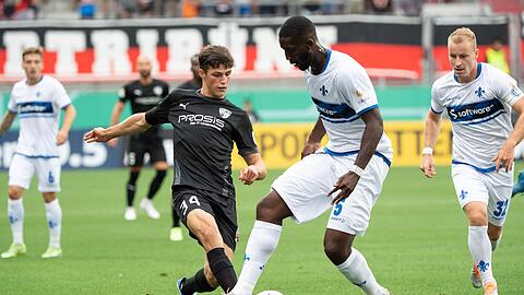 Merlin Röhl vom FC Ingolstadt (l) und Patric Pfeiffer vom SV Darmstadt im Zweikampf um den Ball.