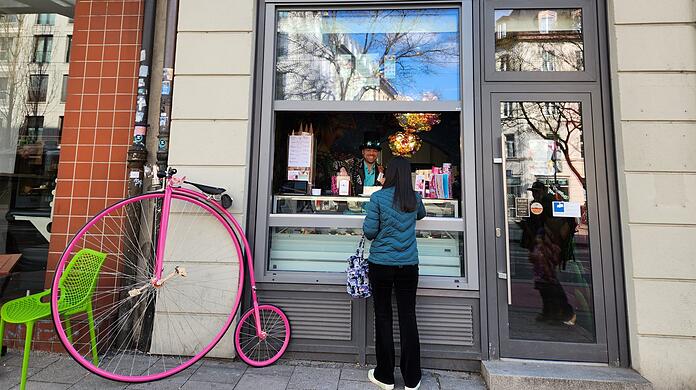 2018 eröffnete Matthias Münz sein viertes Eiscafé: "Der verrückte Eismacher & die Isarnixe" in der Fraunhoferstraße 42.