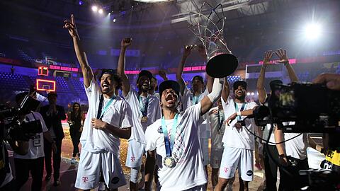 Die Bonner Spieler TJ Shorts II, Collin Malcolm, Deane Williams, Michael Kessens und Javontae Hawkins beim Feiern.