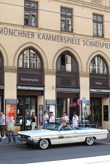 Nobel, nobel: Edle Autos anschauen – Touris in der Maximilianstraße.