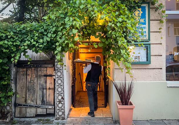 Zwischen Weinranken zur ältesten Taverne Münchens. Zwischen Weinranken zur ältesten Taverne Münchens.