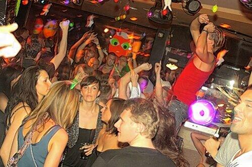 Die Mischung macht's: Im "Blub Club" trifft sich die Partyszene.