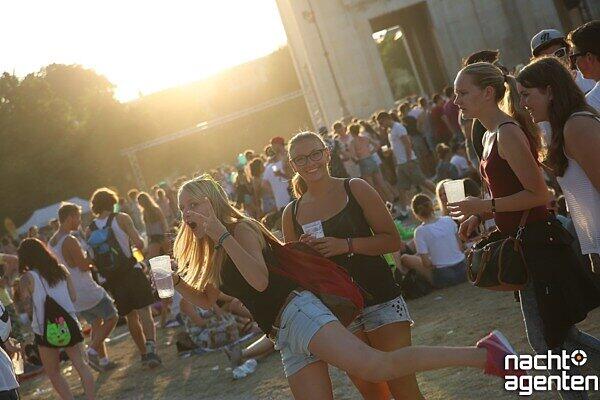 Etliche Musikbegeisterte tummelten sich am Samstag beim "Oben Ohne Open Air" auf dem Königsplatz.
