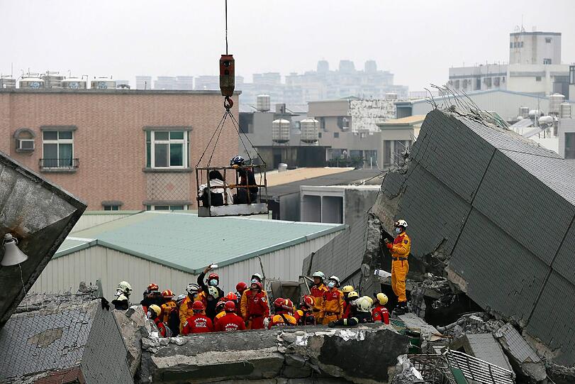 Bei einem schweren Erdbeben in Taiwan kamen mindestens fünf Menschen ums Leben, zahlreiche wurden verletzt. Rettungskräfte suchen seit den Morgenstunden nach Verschütteten.