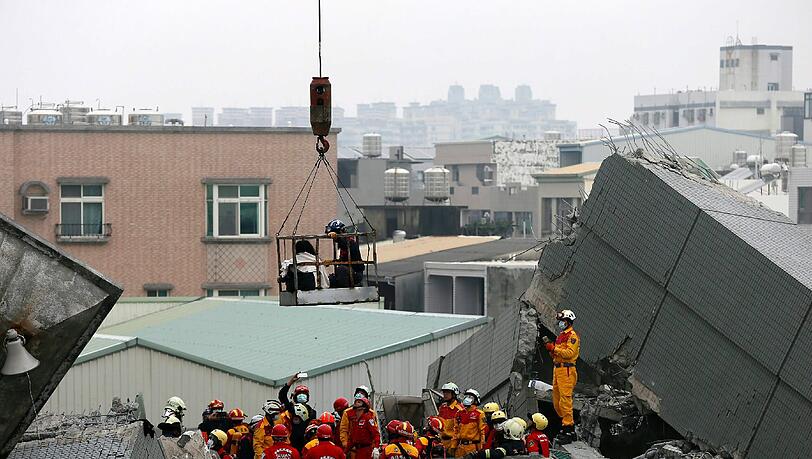 Bei einem schweren Erdbeben in Taiwan kamen mindestens fünf Menschen ums Leben, zahlreiche wurden verletzt. Rettungskräfte suchen seit den Morgenstunden nach Verschütteten. Bei einem schweren Erdbeben in Taiwan kamen mindestens fünf Menschen ums Leben, zahlreiche wurden verletzt. Rettungskräfte suchen seit den Morgenstunden nach Verschütteten.
