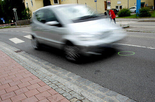 Trotz Vollbremsung erfasste das Auto die Fußgängerin. (Symbolbild)
