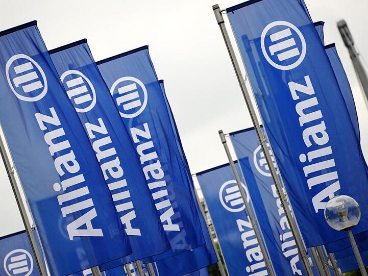 Fahnen mit dem Logo der Allianz. Foto: Andreas Gebert/dpa/Archivbild