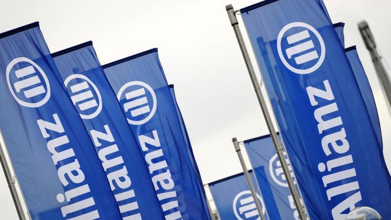 Fahnen mit dem Logo der Allianz. Foto: Andreas Gebert/dpa/Archivbild