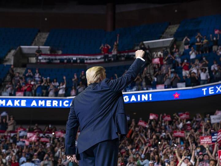 Der US-Präsident auf der Bühne im BOK-Center von Tulsa in Oklahoma.