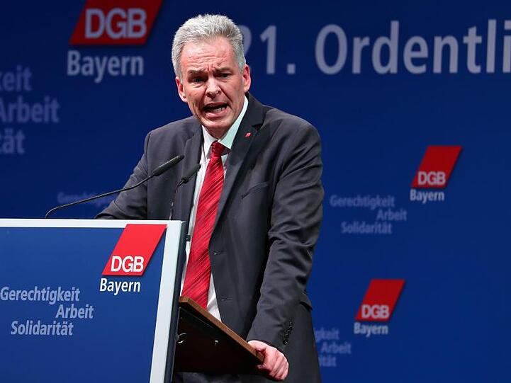 Matthias Jena spricht bei einer Bezirkskonferenz des DGB-Bayern. Foto: Daniel Karmann/Archiv