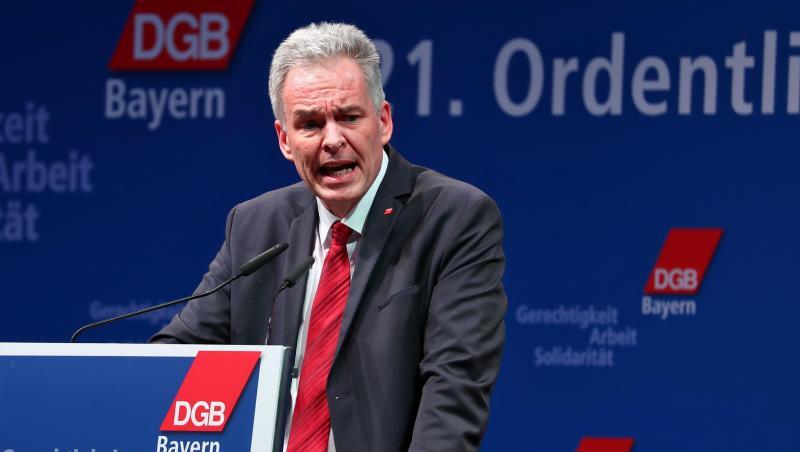 Matthias Jena spricht bei einer Bezirkskonferenz des DGB-Bayern. Foto: Daniel Karmann/Archiv Matthias Jena spricht bei einer Bezirkskonferenz des DGB-Bayern. Foto: Daniel Karmann/Archiv