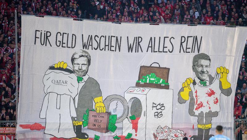 Bayern-Fans protestieren mit einem großen Transparent mit der Aufschrift "Für Geld waschen wir alles rein". Bayern-Fans protestieren mit einem großen Transparent mit der Aufschrift "Für Geld waschen wir alles rein".
