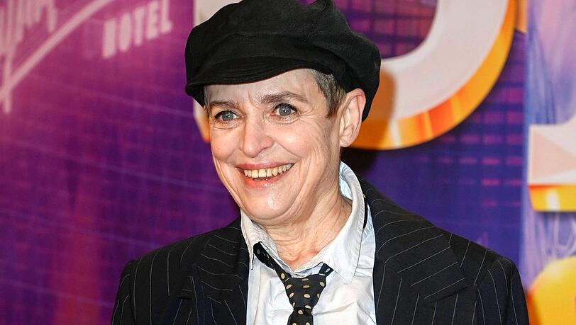 Katharina Thalbach wird zu "Miss Merkel".