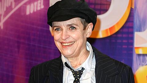 Katharina Thalbach wird zu "Miss Merkel".