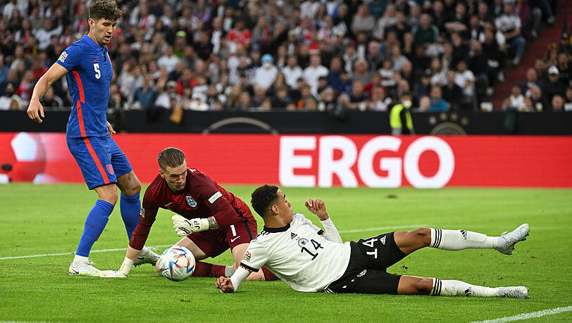 Jamal Musiala rutscht knapp am Ball vorbei. Jamal Musiala rutscht knapp am Ball vorbei.