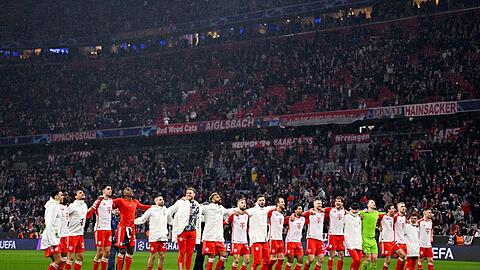 Die Bayern-Spieler jubeln nach dem 3:0-Sieg.