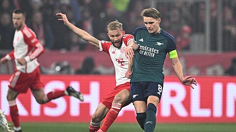 Konrad Laimer (l) im Duell mit und Arsenal-Kapitän Martin Ödegaard.
